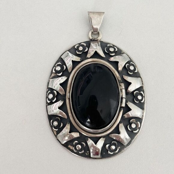 Vintage Taxco Mexico 925 Sterling Silver Black Onyx Poison Locket Oval Pendant
